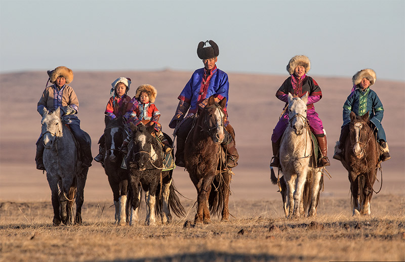 horse riding winter tours mongolia 